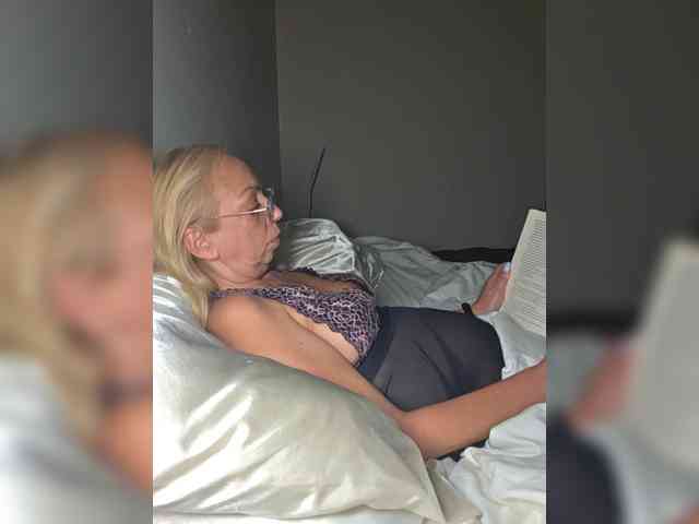 BaditaLuna live female cam on bongacams