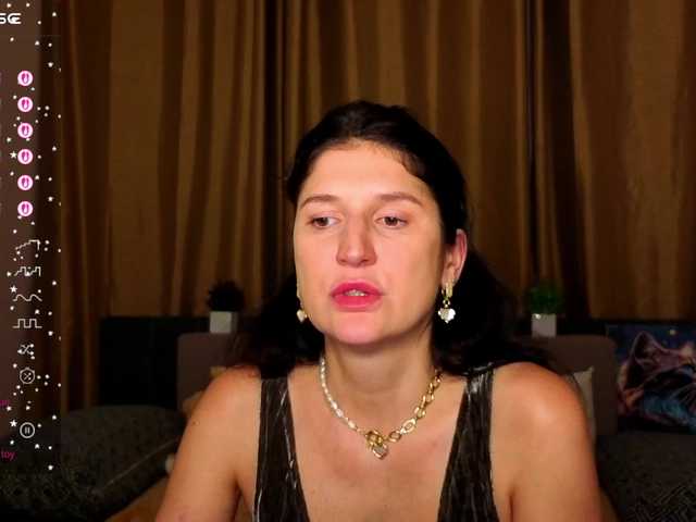 AliannaSoloKisses live cam on BongaCams
