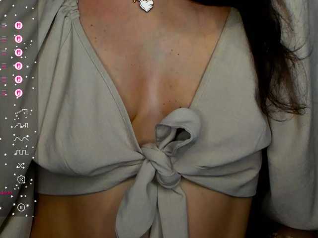 AliannaSoloKisses live cam on BongaCams