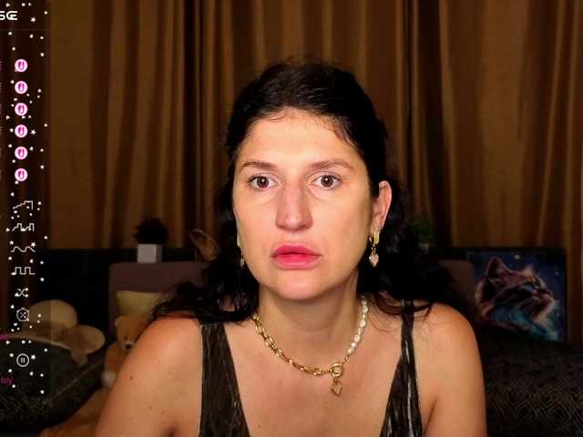 AliannaSoloKisses live cam on BongaCams