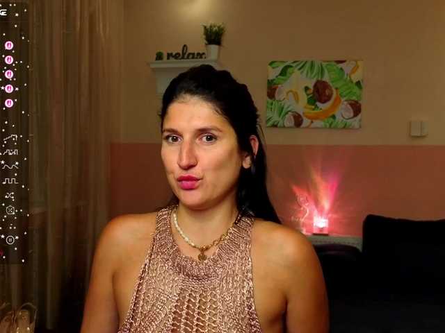 AliannaSoloKisses live cam on BongaCams