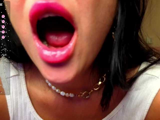 AliannaSoloKisses live cam on BongaCams