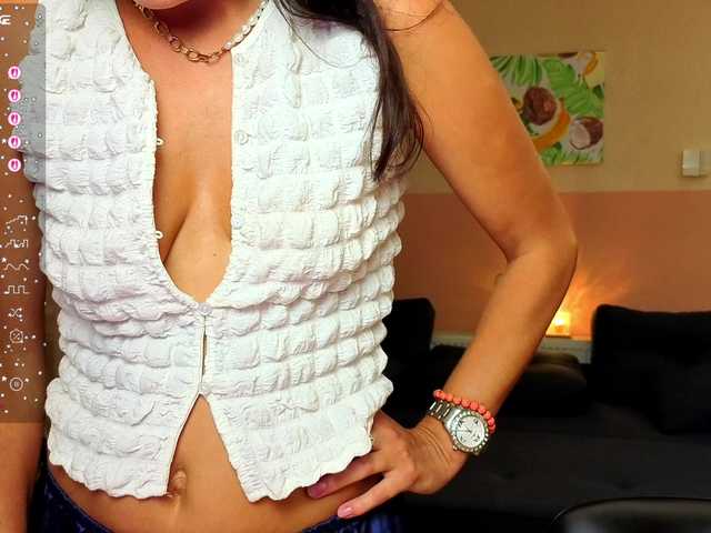 AliannaSoloKisses live cam on BongaCams
