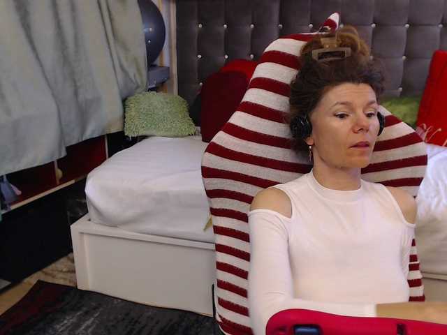 kellysurfing's BongaCams show and profile