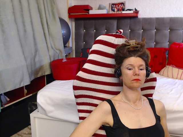 kellysurfing's BongaCams show and profile