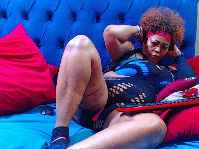 le modèle Ebonycandy10 est en webcam porno dans un show sur le site bongacams, il possède les tags suivants: Ebony,Redhead,Shaved