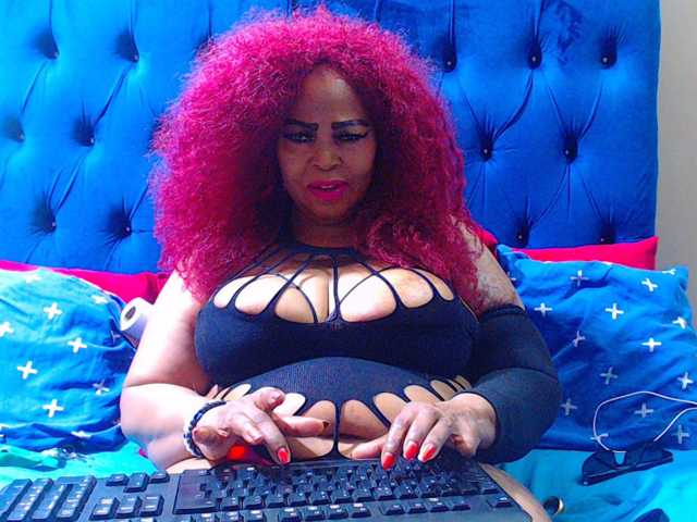 Ebonycandy10 live cam on BongaCams