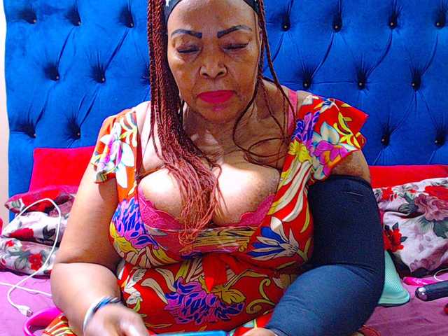 Ebonycandy10 live cam on BongaCams