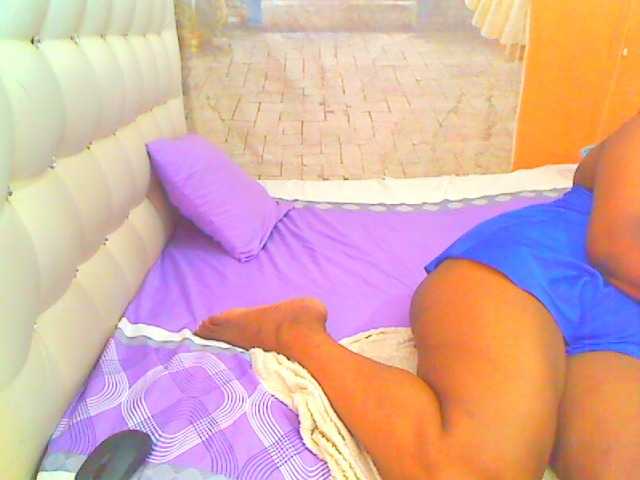 le modèle HOTLILLIE est en webcam porno dans un show sur le site bongacams, il possède les tags suivants: Ebony,Brunette,Trimmed
