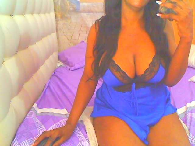le modèle HOTLILLIE est en webcam porno dans un show sur le site bongacams, il possède les tags suivants: Ebony,Brunette,Trimmed