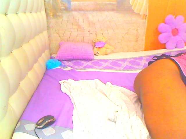 HOTLILLIE live cam preview