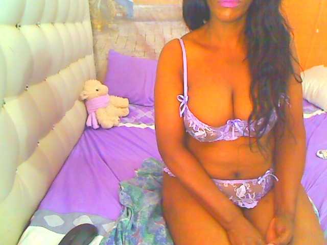 le modèle HOTLILLIE est en webcam porno dans un show sur le site bongacams, il possède les tags suivants: Ebony,Brunette,Trimmed