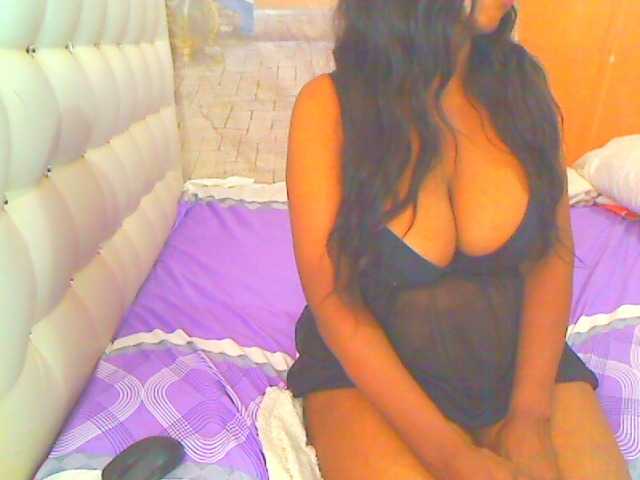le modèle HOTLILLIE est en webcam porno dans un show sur le site bongacams, il possède les tags suivants: Ebony,Brunette,Trimmed
