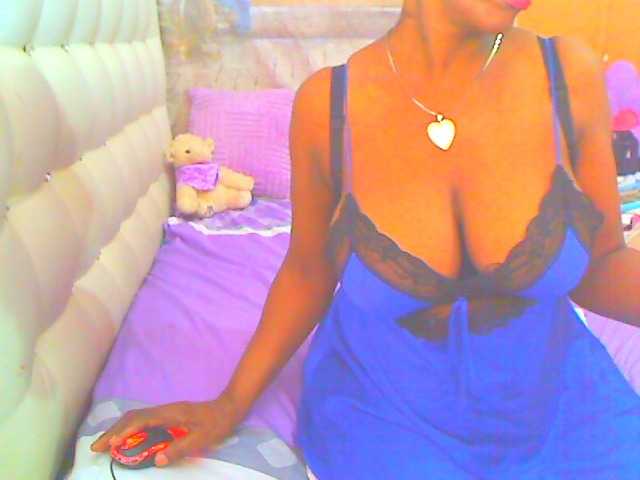 HOTLILLIE live cam preview