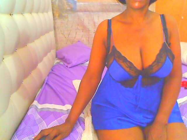 le modèle HOTLILLIE est en webcam porno dans un show sur le site bongacams, il possède les tags suivants: Ebony,Brunette,Trimmed