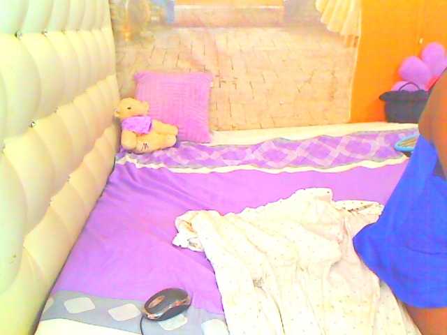 HOTLILLIE live cam preview