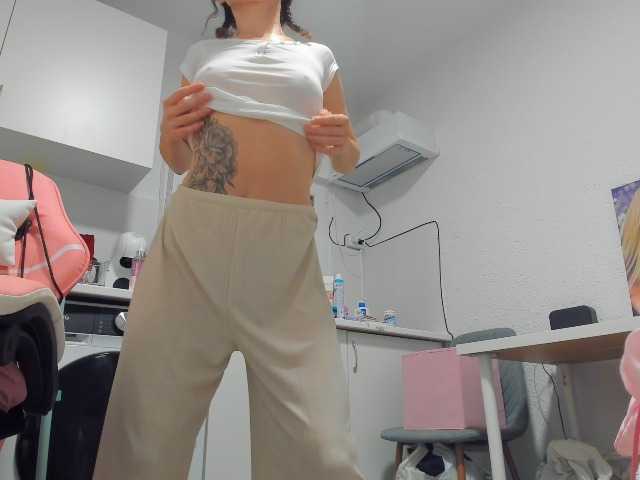 ZoiKissy live webcam show