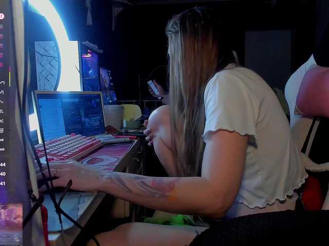 QueenAfina live cam on BongaCams