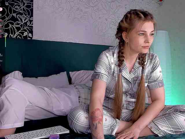 FuckinHotCouple webcam