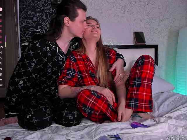 FuckinHotCouple webcam