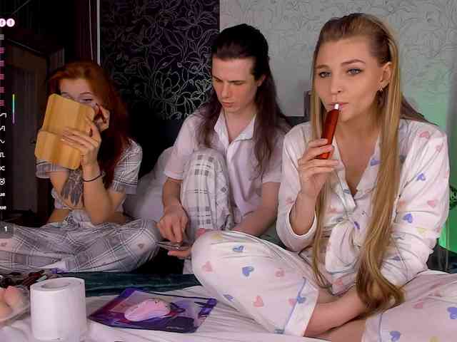 FuckinHotCouple webcam