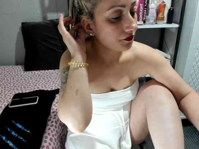 Bisexyeliz35 webcam