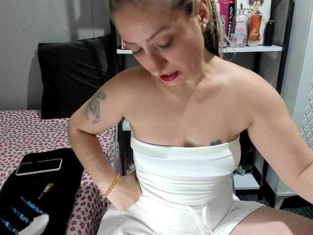 Bisexyeliz35 webcam