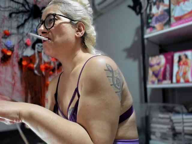 Bisexyeliz35 webcam