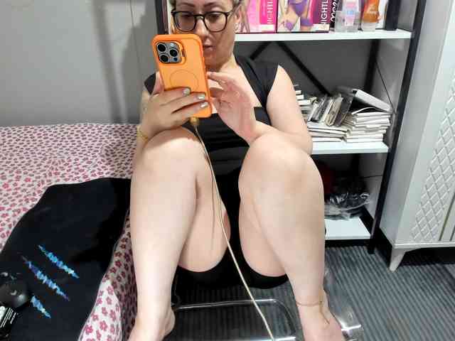 bisexyeliz35's live room