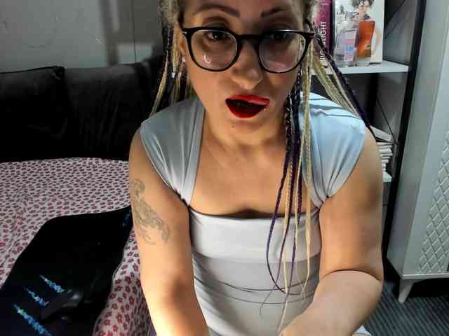 Bisexyeliz35 webcam