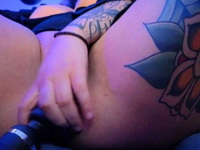 Miacanelaxo live cam on BongaCams