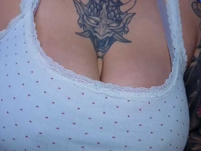 Miacanelaxo live cam on BongaCams