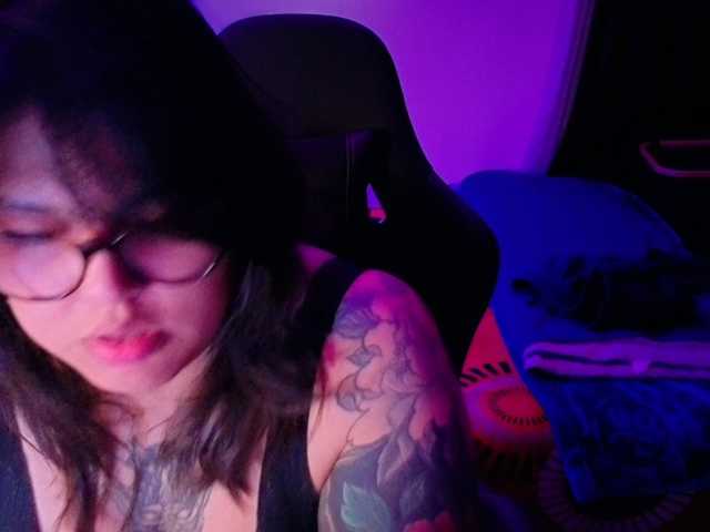 Miacanelaxo, en directo ahora en BongaCams