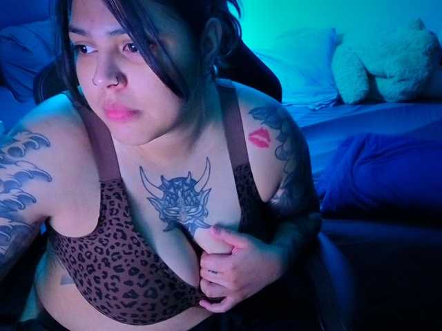 Miacanelaxo live cam on BongaCams