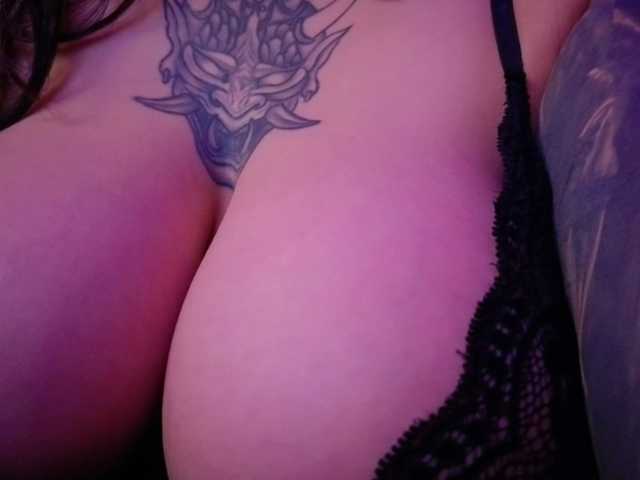 Miacanelaxo live cam on BongaCams
