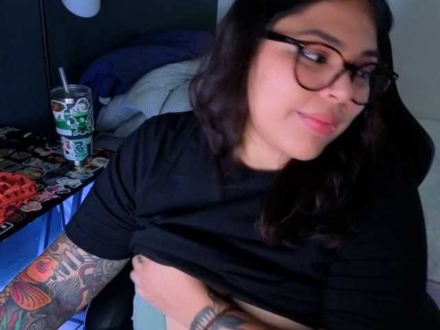Miacanelaxo live webcam show