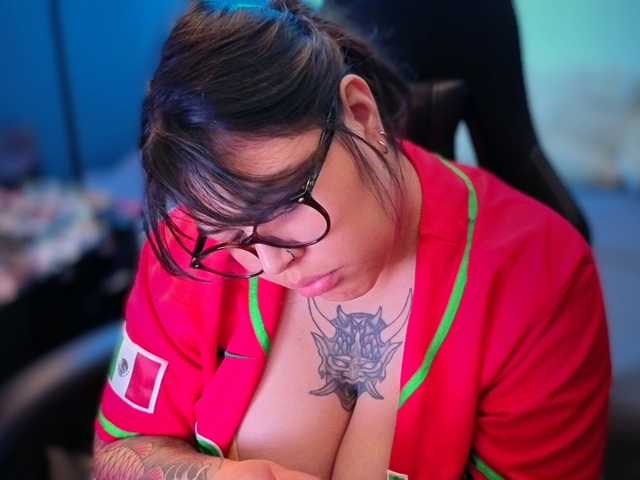 Miacanelaxo live cam on BongaCams