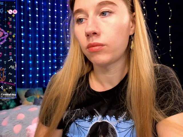 kiskaWEDNESDAY — live female cam