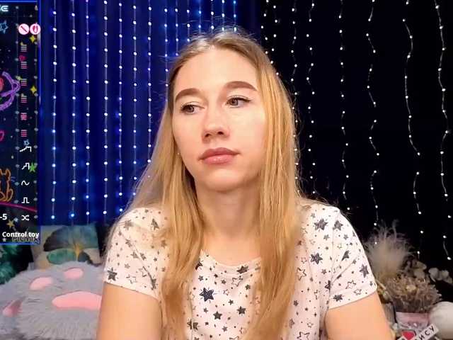 le modèle kiskaWEDNESDAY est en webcam porno dans un show sur le site bongacams, il possède les tags suivants: White/Caucasian,Blonde,Shaved