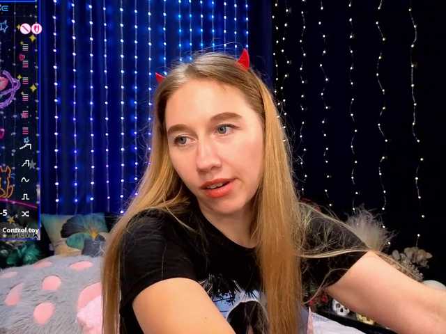 kiskaWEDNESDAY — live female cam