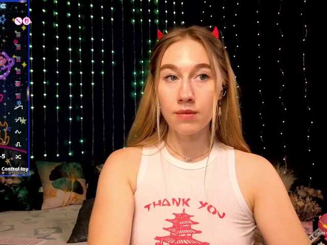 le modèle kiskaWEDNESDAY est en webcam porno dans un show sur le site bongacams, il possède les tags suivants: White/Caucasian,Blonde,Shaved