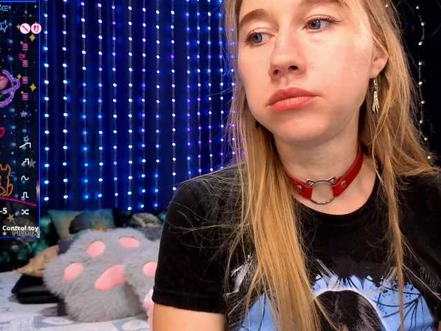 kiskaWEDNESDAY — live female cam