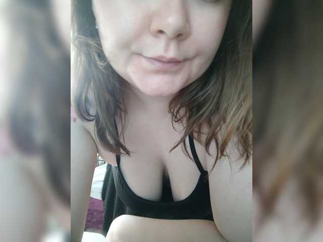 Cutecheeks, live now on BongaCams