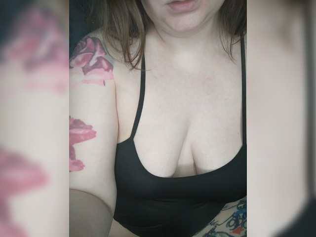 Cutecheeks live cam on BongaCams