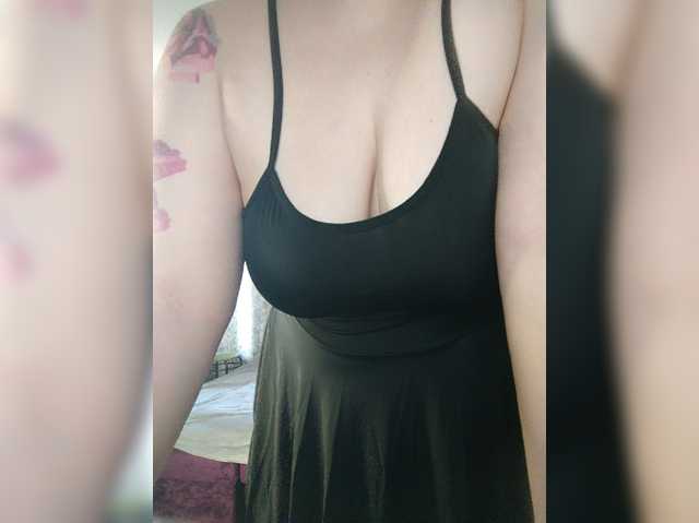 Cutecheeks, live now on BongaCams