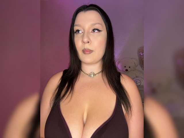 M-O-L-N-I-Y-A live webcam show