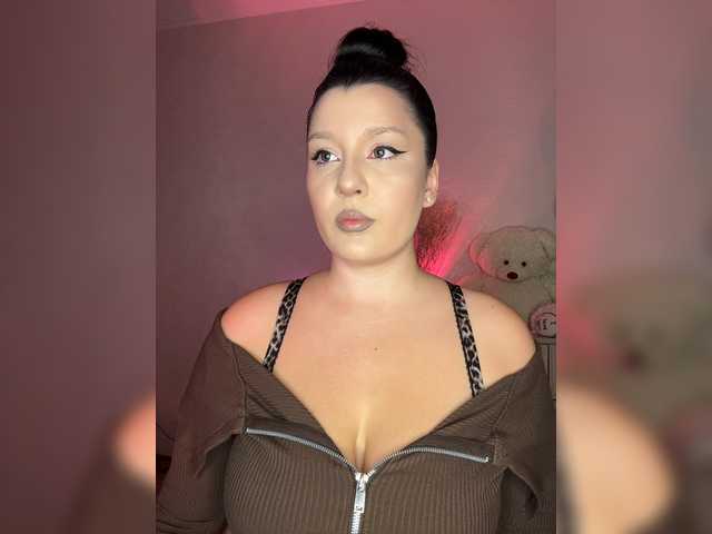 M-O-L-N-I-Y-A live webcam show