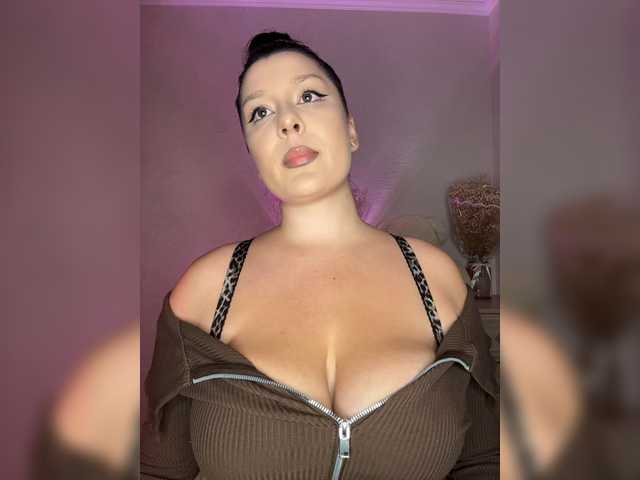 M-O-L-N-I-Y-A live webcam show