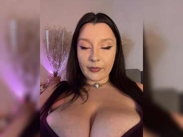 M-O-L-N-I-Y-A live webcam show