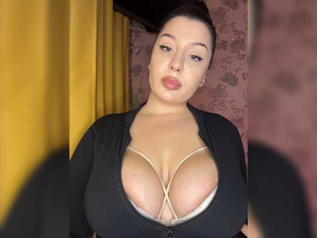 M-O-L-N-I-Y-A live cam on BongaCams